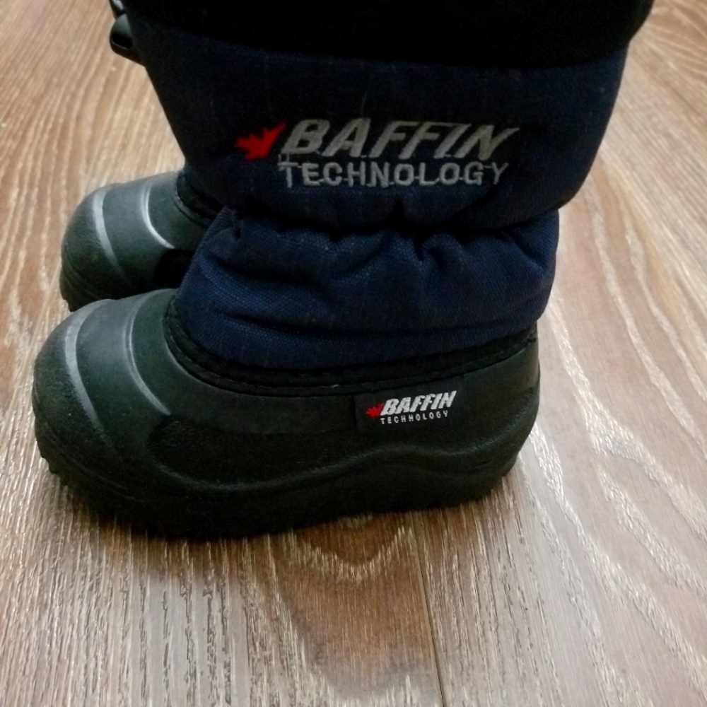 Toddler boys light weight snow boots size 6